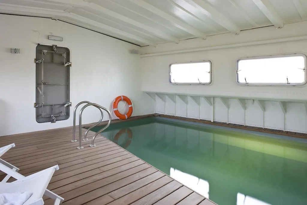 B&B Droomboot Oudenburg Bed & Breakfast