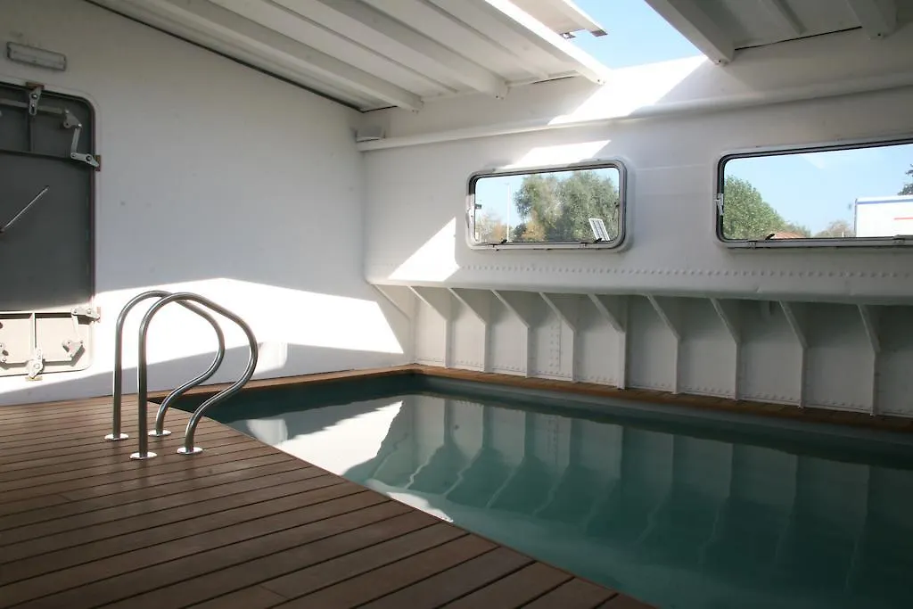 B&B Droomboot Oudenburg 4*,