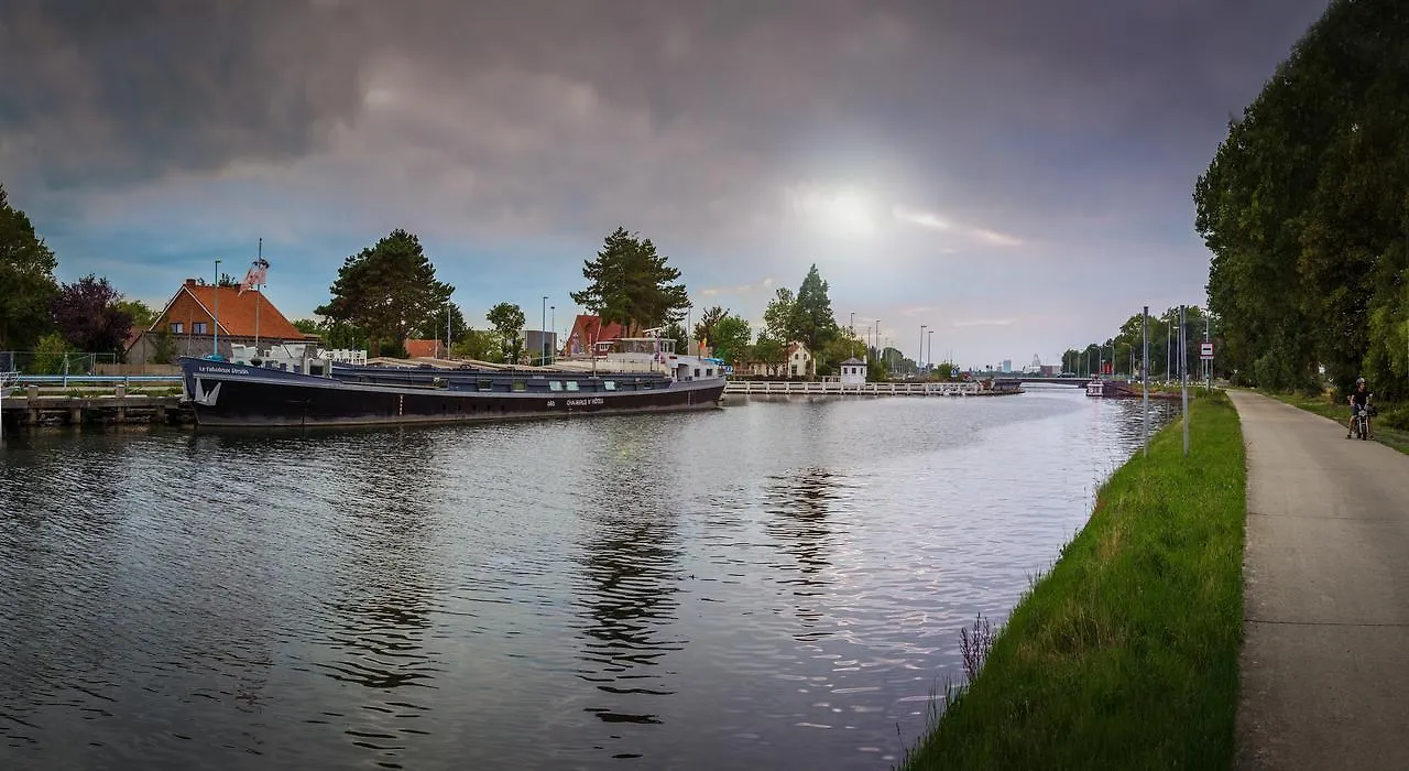 B&B Droomboot Oudenburg Bed & Breakfast